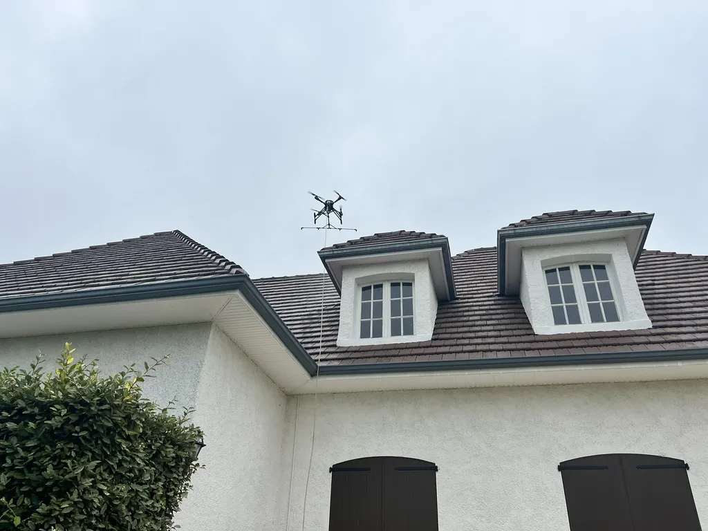 traitement par drone d'une toiture à tuile plate en Corrèze