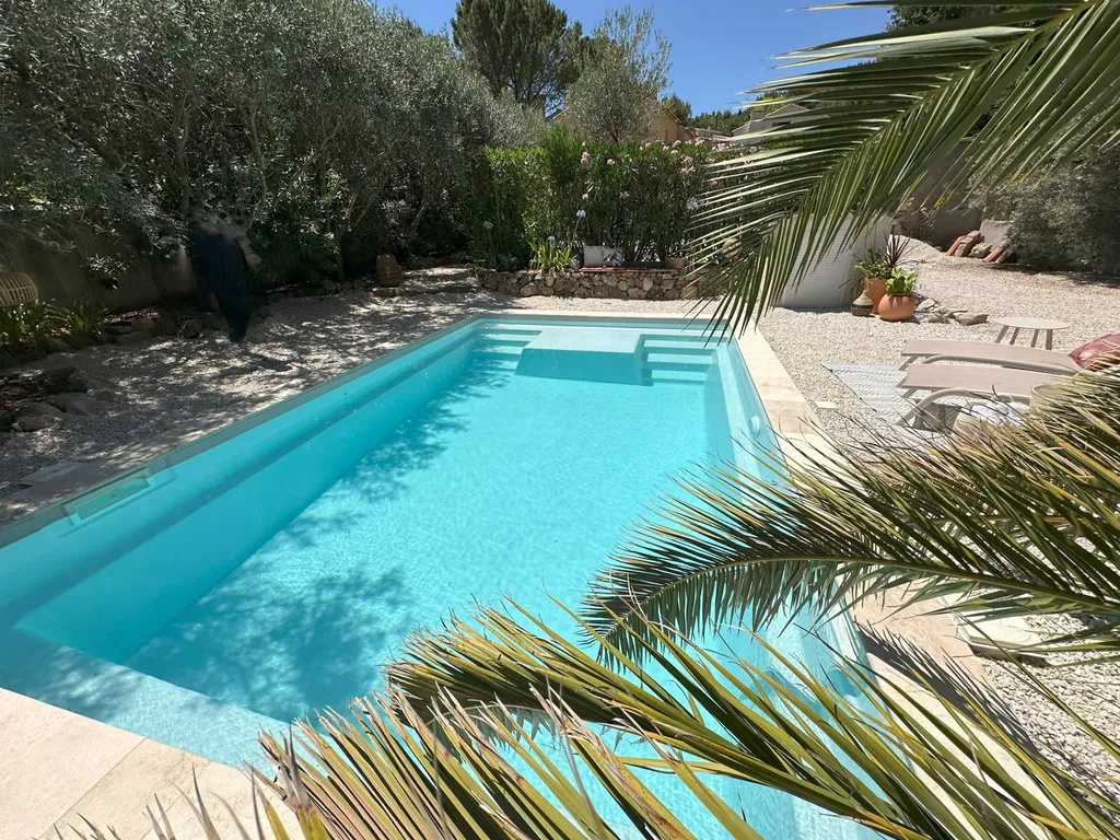 vue piscine et terrasse