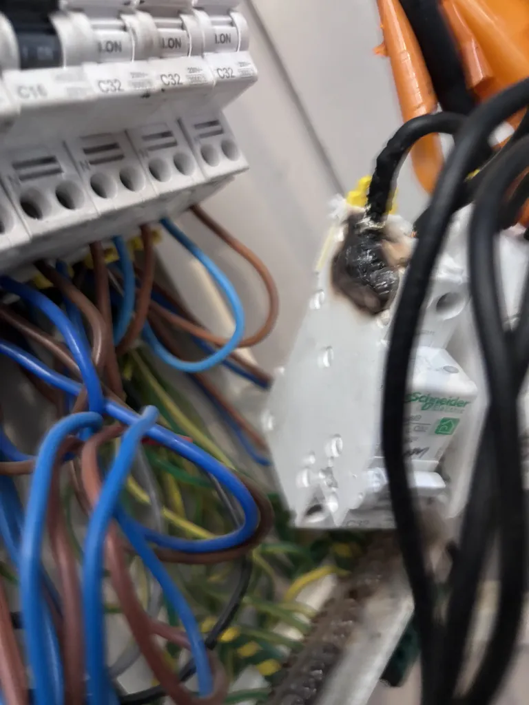 Entretien d’une climatisation Airwell à Gonesse : cassettes plafonnières d’une salle de mariage


