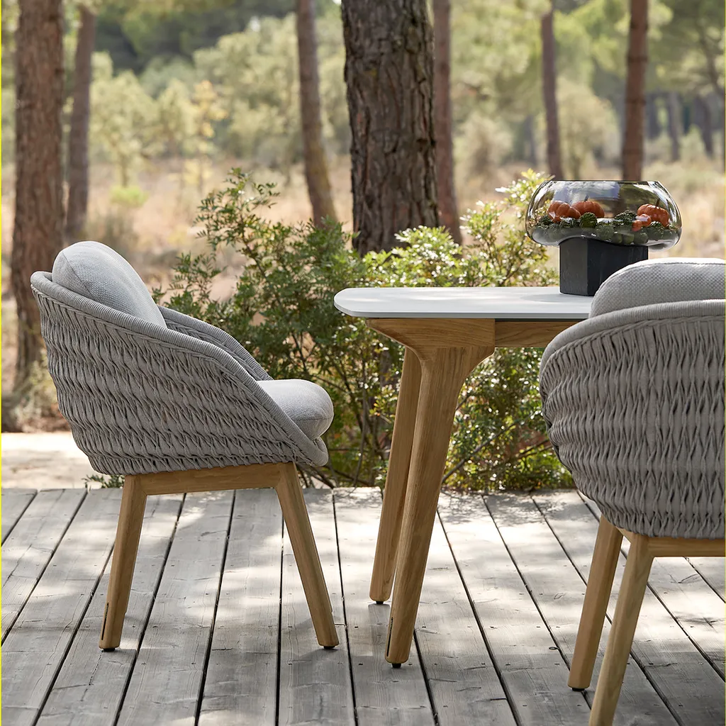 Aménagement terrasse minimaliste Bassin Arcachon avec bois noble et style épuré