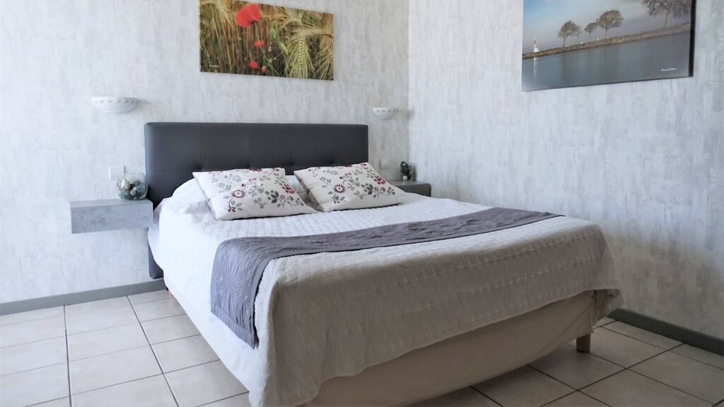 Maison de ville gros potentiel chambres d'hôtes, 7 chambres (dont 3 chambres d'hôtes), 3 salles d'eau à 3 min du front de mer. Axe Le Tréport 76470 - Saint-Valery-sur-Somme 80230