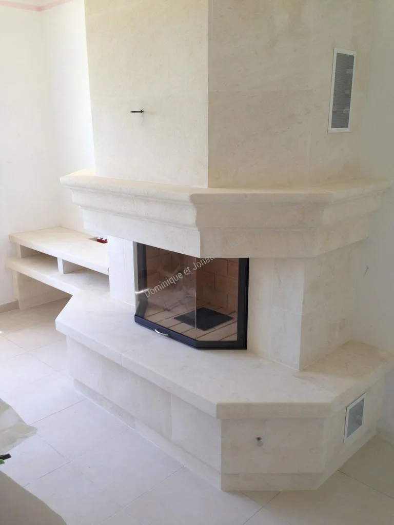 Cheminée en pierre d'Estaillades avec foyer fermé TOTEM