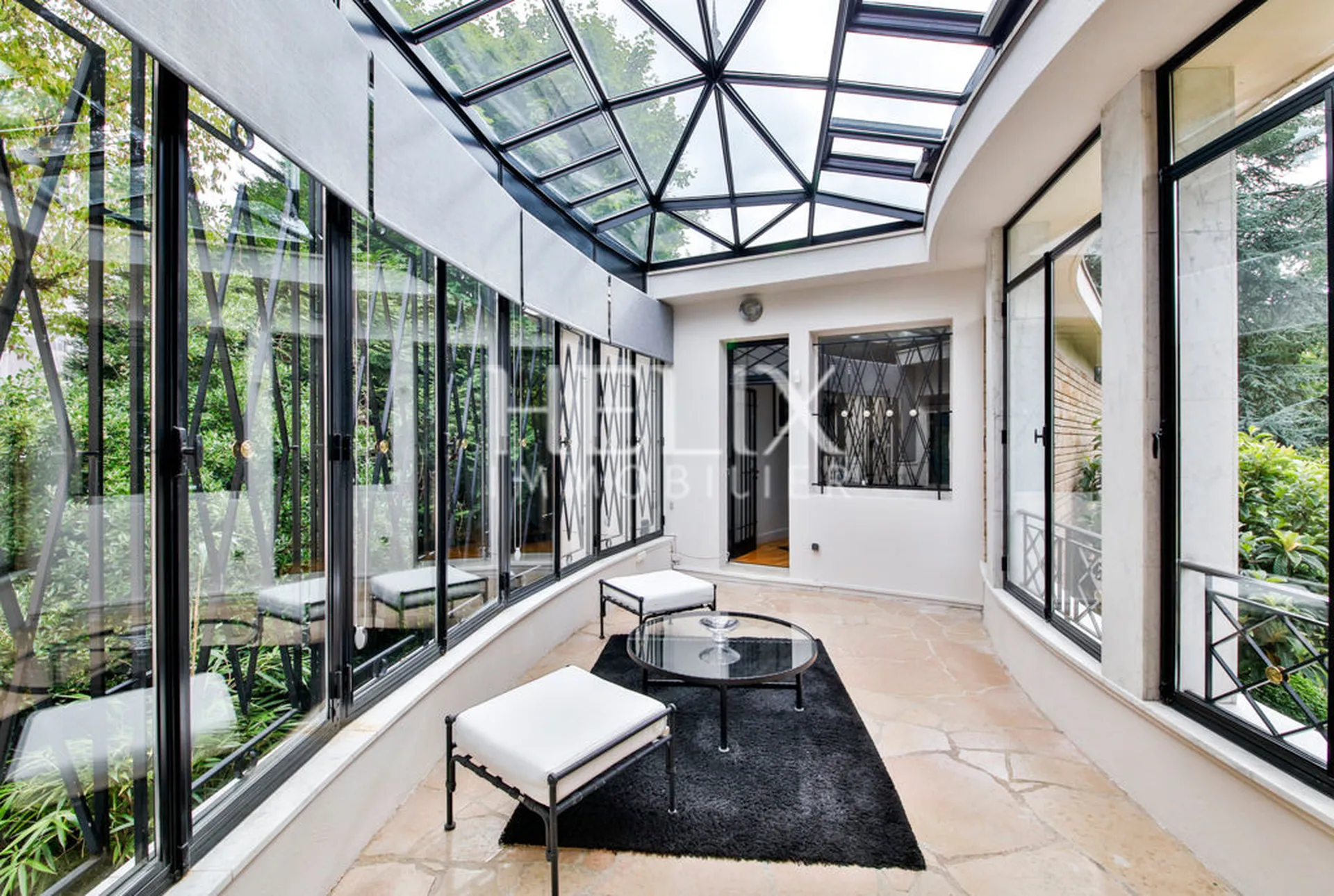 Maison d'architecte de 315 m² très élégante dans Le Vésinet à proximité du RER, elle dispose entre autre d'une salle de cinéma