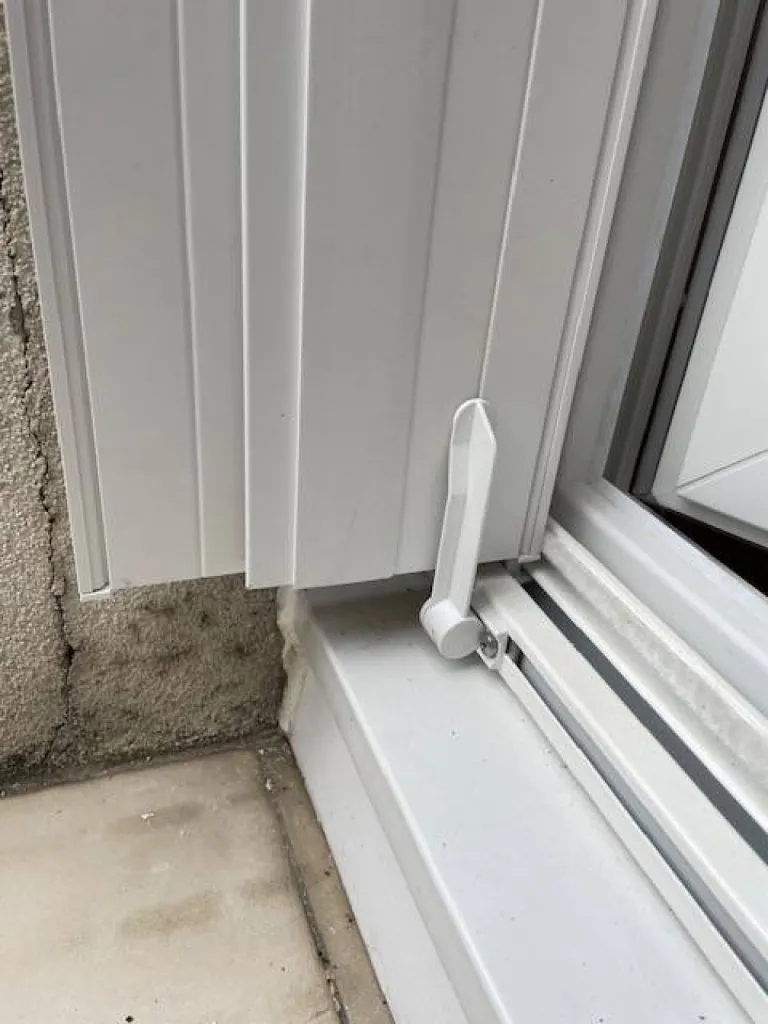 Installation de fenêtre en PVC avec volets persiennes PVC dans un immeuble à la Croix-Rousse en région Rhône-Alpes