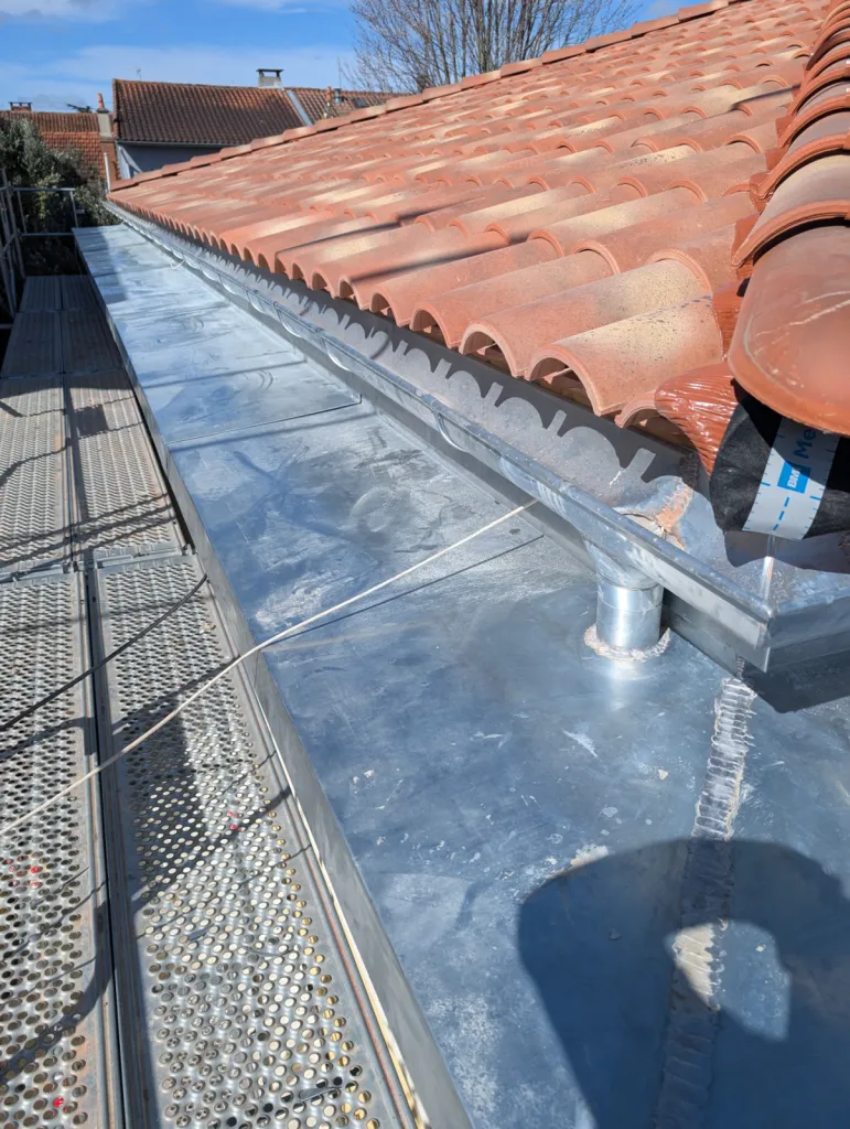 Entablement et gouttière en zinc naturel à Gaillac