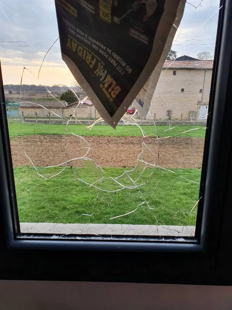 remplacement d'un vitrage isolant suite à un cambriolage à Theizé dans le beaujolais