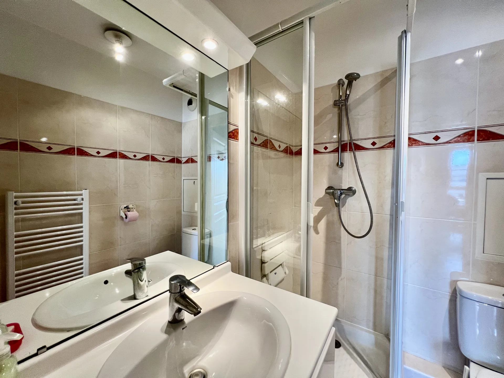 A vendre appartement centre du Vésinet avec 2 chambres climatisation une jolie terrasse sans vis à vis parking double en sous sol et ascenseur