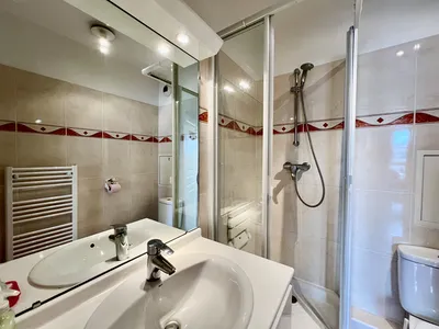 A vendre appartement centre du Vésinet avec 2 chambres climatisation une jolie terrasse sans vis à vis parking double en sous sol et ascenseur