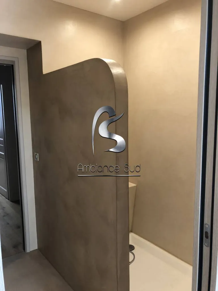 Béton ciré sur parois de douche près de Toulon Var 83