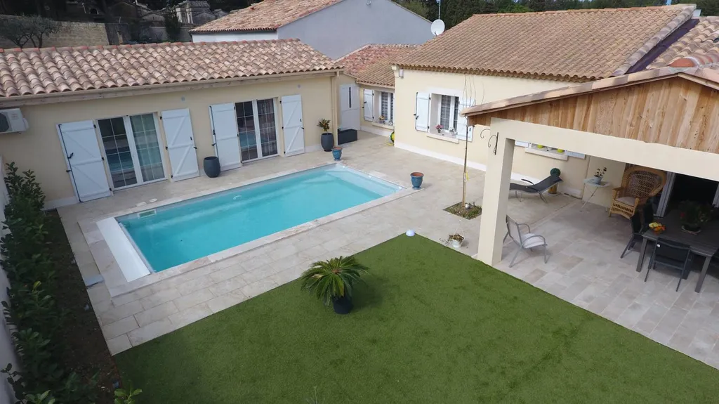 Piscine coque polyester Kryptonite C 7m avec fond progressif à La Crau, Solliès-Pont et Rocbaron. Installation rapide et service clé en main.