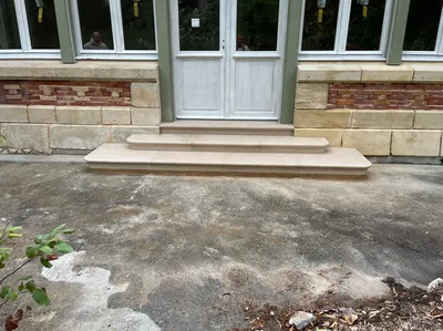 Création d’escalier en pierre de Vilhonneur avec moulure astragale taillée à la Ville d’Hiver d’Arcachon