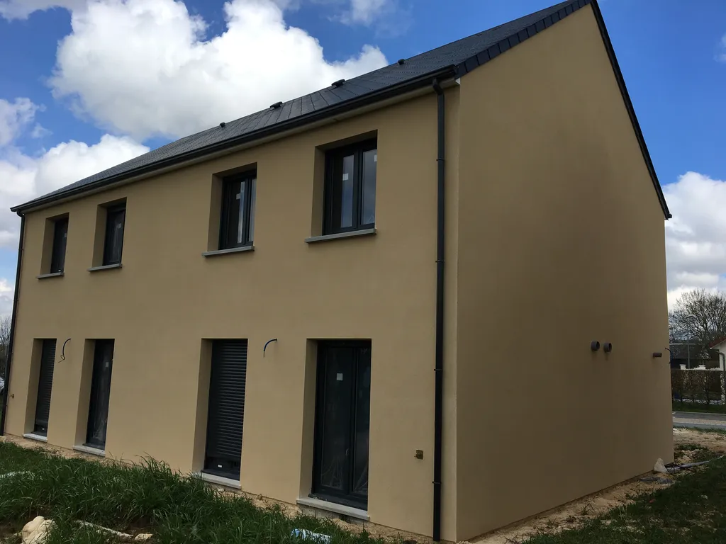 Ravalement de façade avec enduit projeté Terre Jaune dans le centre ville du Havre 76