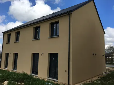 Ravalement de façade avec enduit projeté Terre Jaune dans le centre ville du Havre 76