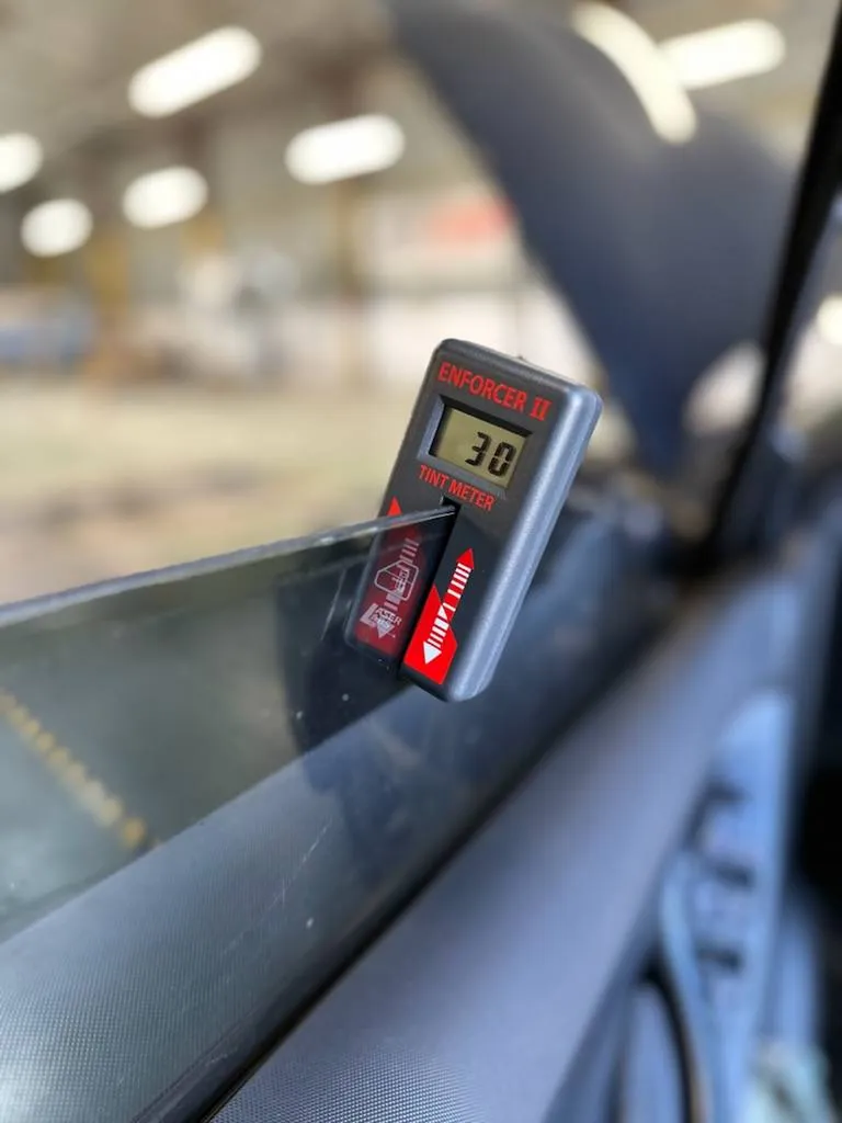 Une vitrée teintée à l'avant de votre véhicule peut le soumettre à contre-visite chez Autosur Martigues votre centre de contrôle technique près de Port-de-Bouc 