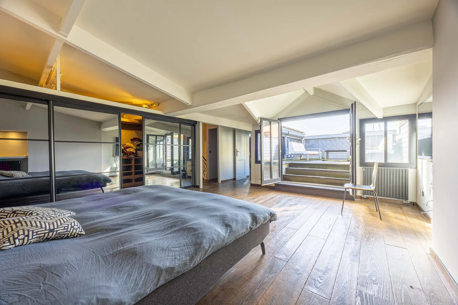 Superbe appartement en duplex au dernier étage avec terrasse, Place de la Comédie Bordeaux