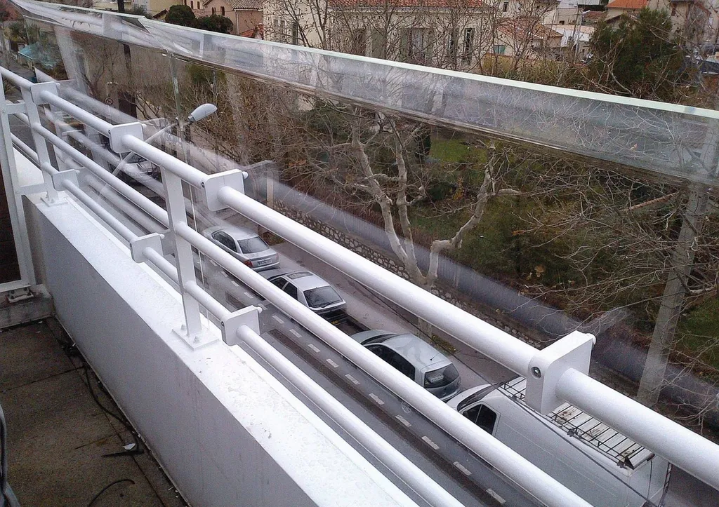 Pose de panneaux  en plexi sur mesure pour vitrine à Marseille