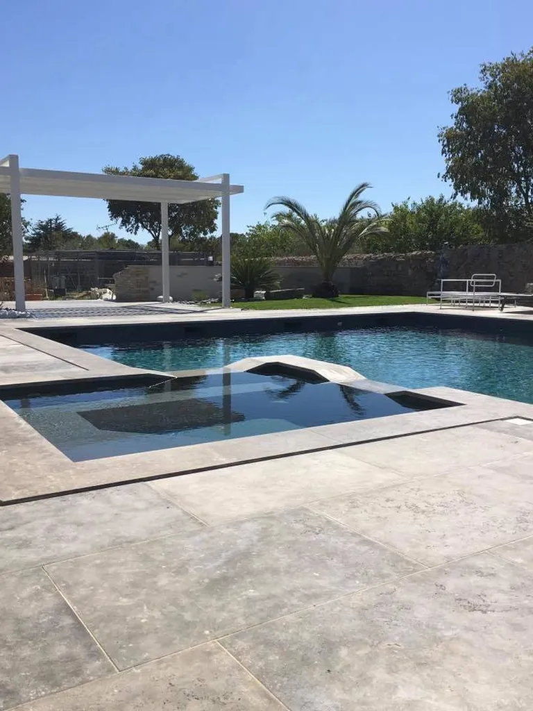 MARGELLES DE PISCINE EN PIERRE NATURELLE SAHARA GRISE / PIERRE D'AUXERRE FINITION SABLEE BROSSEE