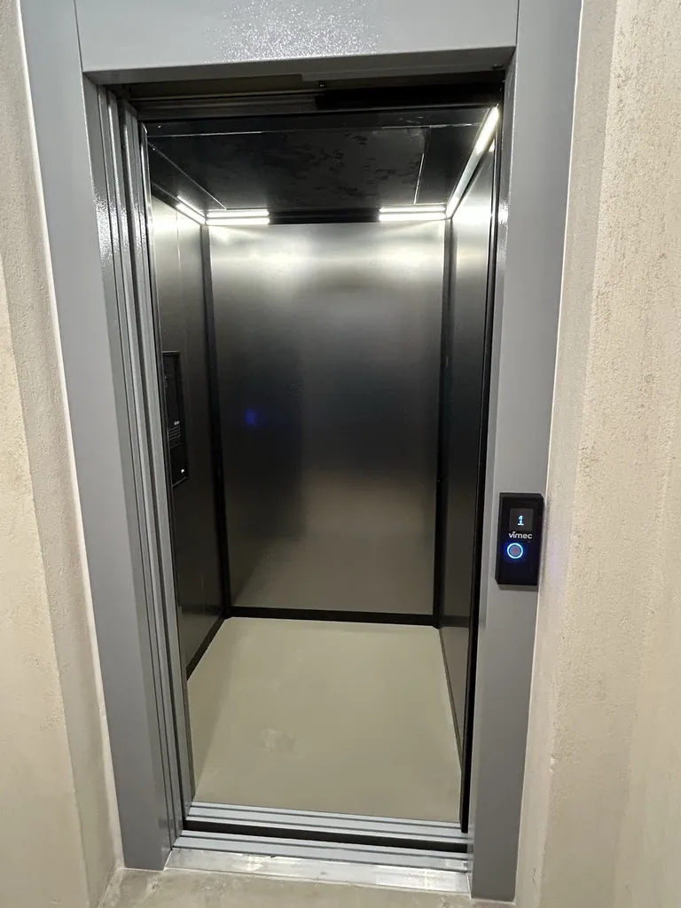 Bravo aux équipes de plaquistes pour la qualité de finitiaitons autour des portes de cet élévateur vertical VIMEC ARIA
