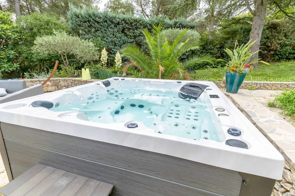 Vente de spas à Nîmes et alentours, 5 places, 128 jets