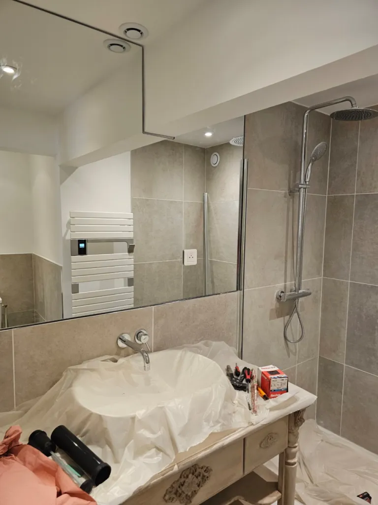 Création sur mesure d'un miroir avec encoche pour une salle de bain personnalisée à Gordes
