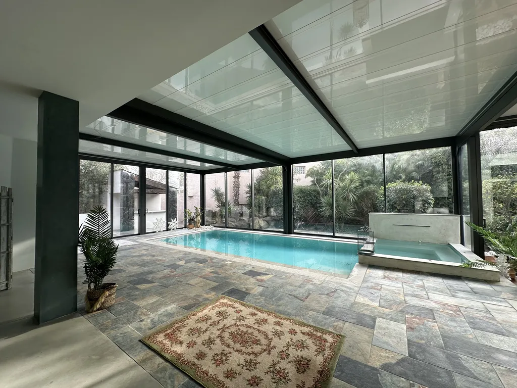 Ciel Ouv'air extension rétractable pour abri piscine au Lavandou
