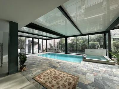 Ciel Ouv'air extension rétractable pour abri piscine au Lavandou
