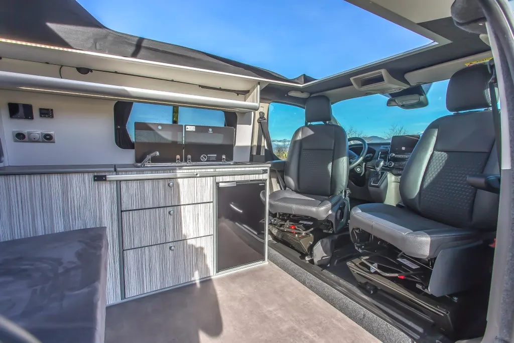 Entreprise spécialisée en aménagement intérieur sur-mesure d'un Ford Transit Custom L2H1 à Lyon et dans le Rhône