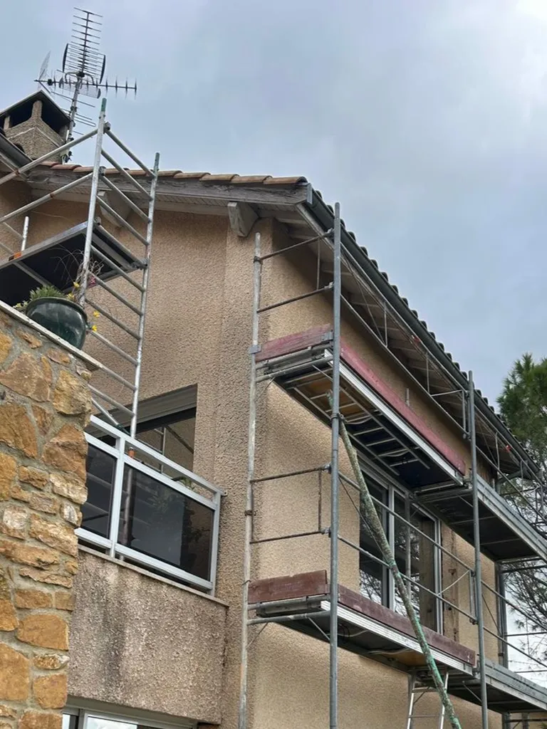 Préparation du chantier avec échafaudage avant remplacement des garde-corps et reprise du crépi à Couzon-au-Mont-d’Or