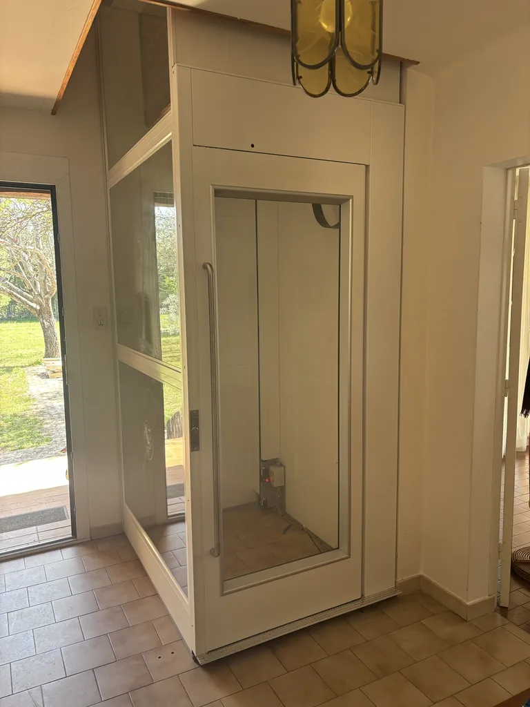 Dimensions sur mesure, design au top avec face vitrée, pour cet ascenseur de maison NAMILIFT PL501 dans cet maison en Avignon