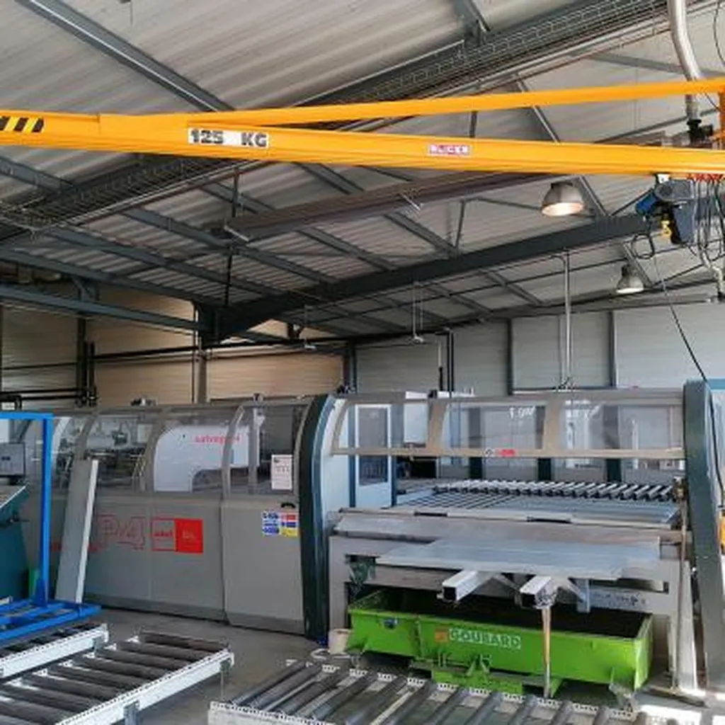 Potence sur fût palan à chaîne électrique orange à Annecy en Haute-Savoie