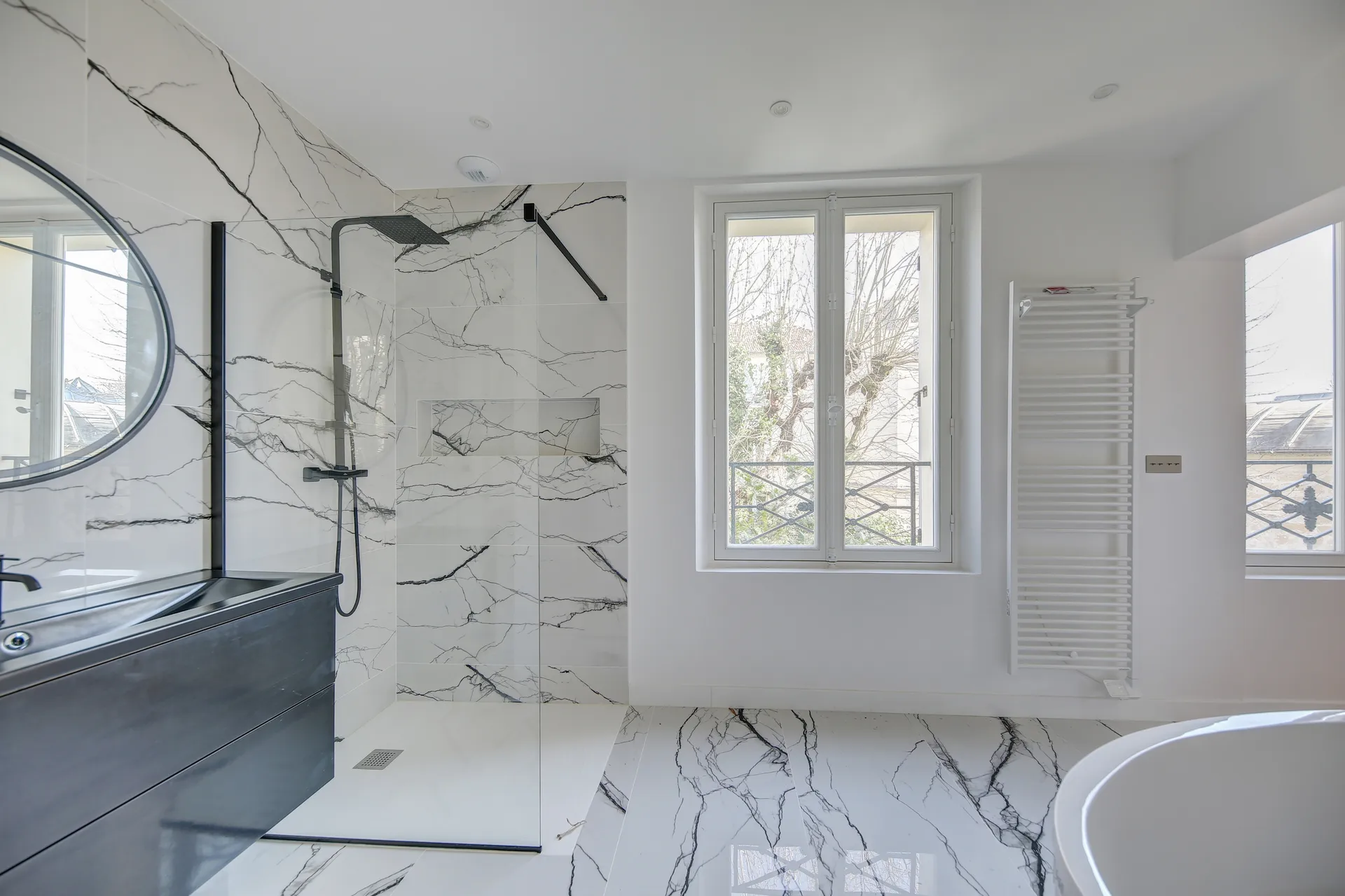 A vendre dans le centre de Saint Germain en Laye près des commerces et du RER un hotêl particulier rénové