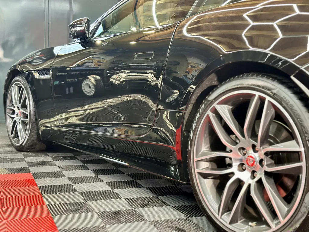 specialiste du traitement céramique sur Lyon detailing jaguar F-Type