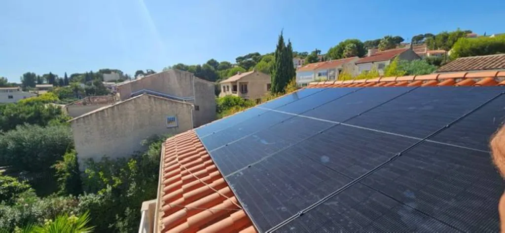 Installation de 10 panneaux solaire Dualsun sur une toiture de maison à La Ciotat