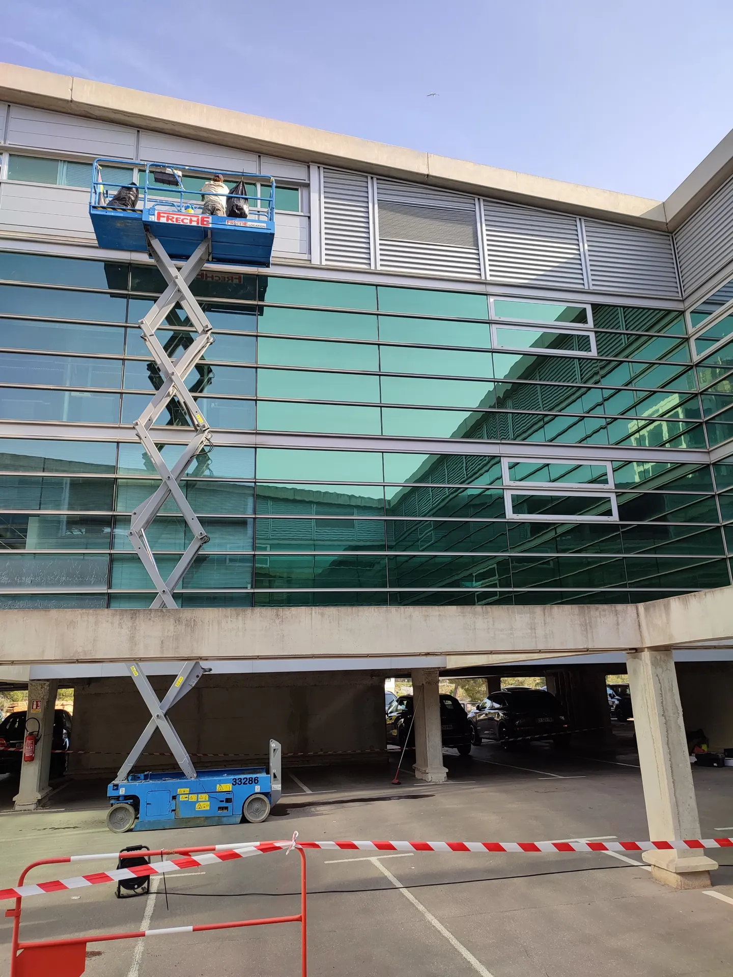 Le spécialiste des films de protection solaire et stores pour baies vitrées et fenetres de bureaux d'Entreprise dans les Bouches-du-Rhône