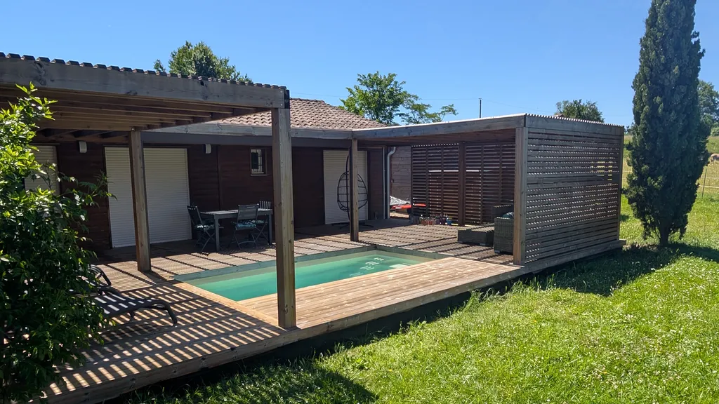 Terrasse en bois résineux Thermo'Pin et pergola Douglas sur mesure autour de piscine à Vaïssac en Tarn-et-Garonne