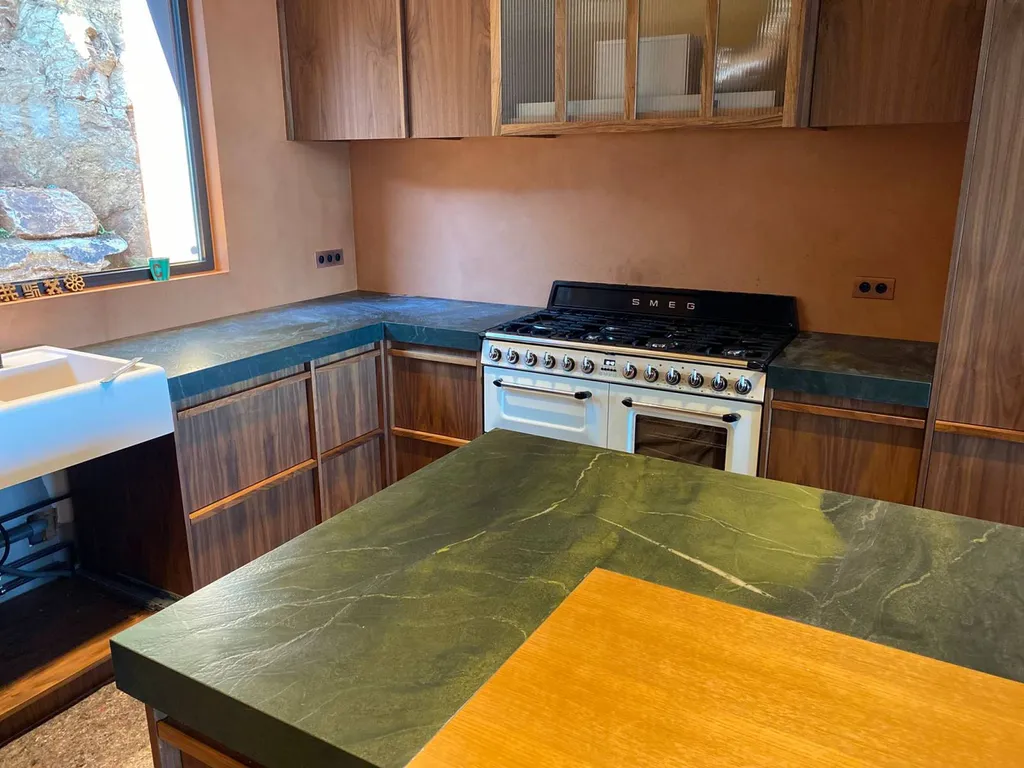 Plans de travail et îlot en Quartzite Avocatus à Saint Tropez 