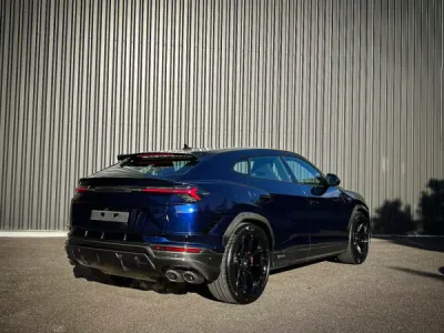 Pose de PPF XPEL sur la face avant et les bas de caisse en carbone de cette Lamborghini Urus Performante à Lyon