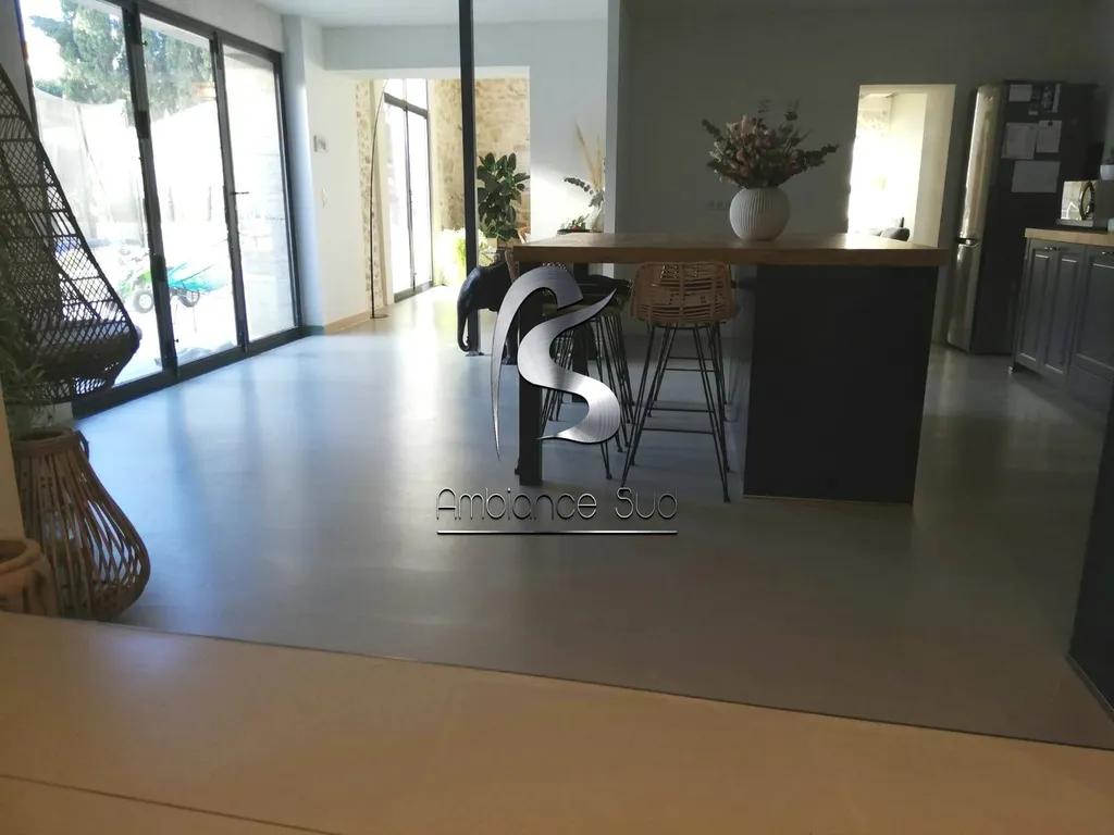 SOL EN BÉTON CIRÉ COULE AVEC UNE CHAPE MINCE FIBRE TEINTE A MARTIGUES 13