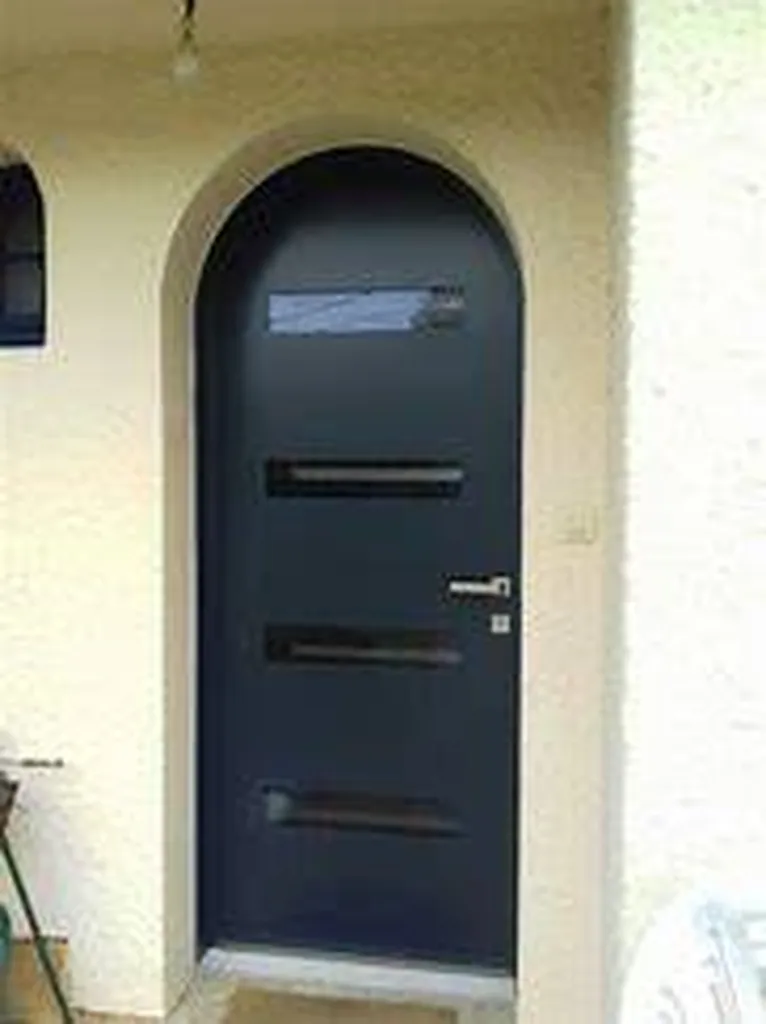 Porte d'entrée alu bois chêne naturel et alu cintrée à CHARNAY LES MACON
