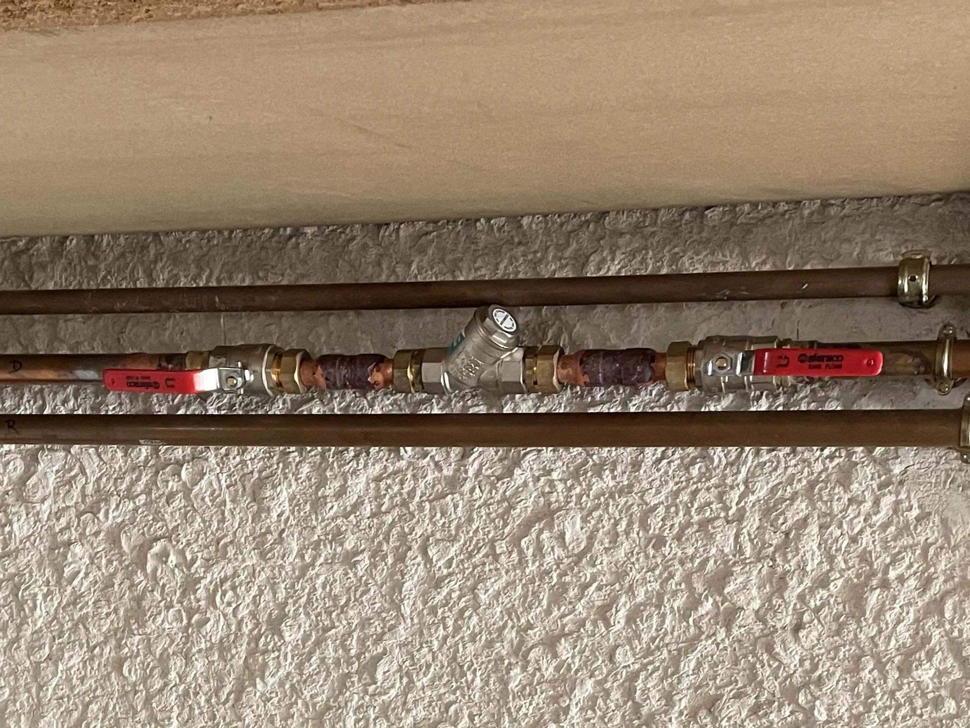 Désemboueur à vortex installé sur une installation de chauffage pour éliminer les particules et protéger durablement le circuit contre la formation de boues