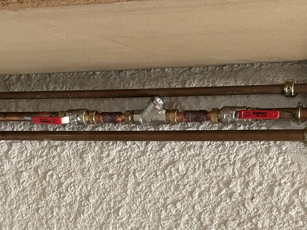 Désemboueur à vortex installé sur une installation de chauffage pour éliminer les particules et protéger durablement le circuit contre la formation de boues