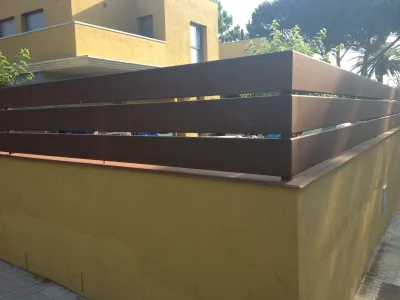 CLOTURE EN FER EN TOLE PLIEE LAVERA