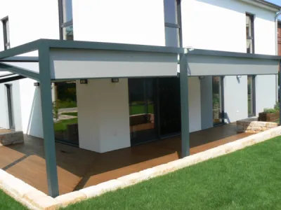 Menuiserie pour vente et pose de pergolas à toile rétractable électrique à Nice dans les Alpes Maritimes