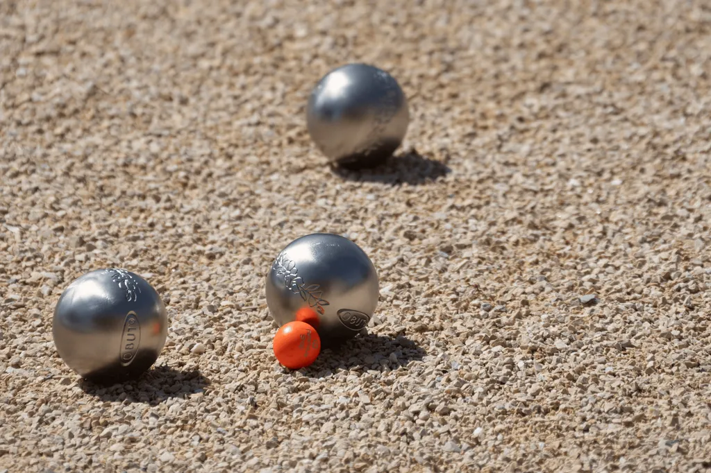 A serene Provençal setting for pétanque, offering easy access, evening play and a welcoming atmosphere surrounded by nature.