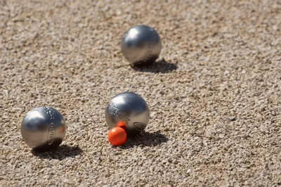 A serene Provençal setting for pétanque, offering easy access, evening play and a welcoming atmosphere surrounded by nature.