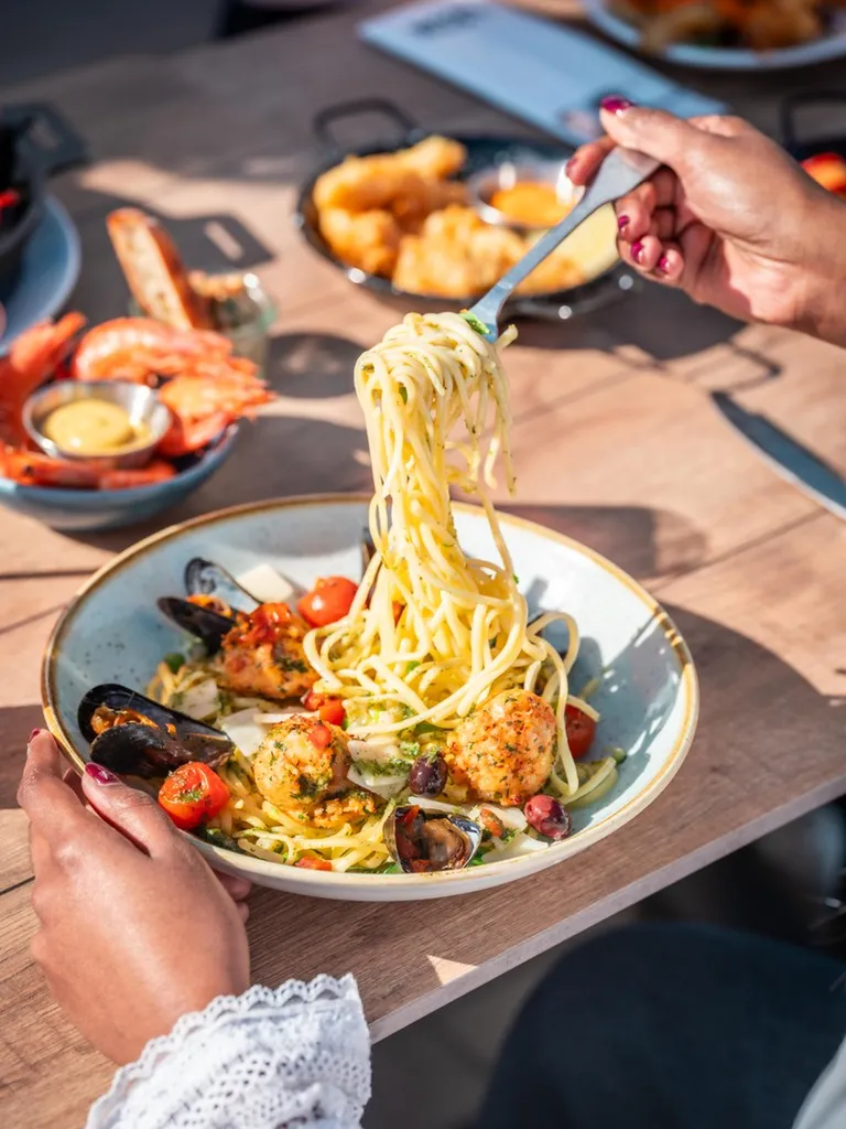 Restaurant LÉON à Metz : spécialités seafood, moules‑frites, cocktails et afterwork convivial à Semécourt et Augny, proches d’Amnéville et Waves pour des moments gourmands en groupe.