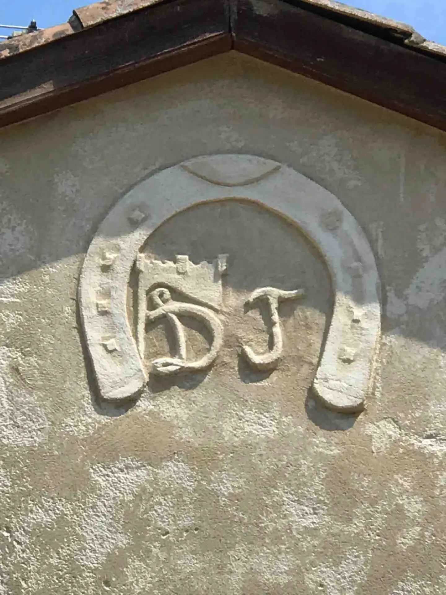 Création de motifs personnalisés sculptés dans l'enduit à la chaux proche de Narbonne