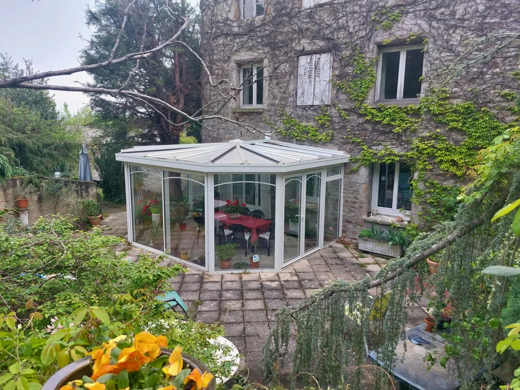 Conception, fabrication et installation sur-mesure d'une véranda alu blanc par 3 Baies à Saint-Genest-Lerpt dans la Loire (42)