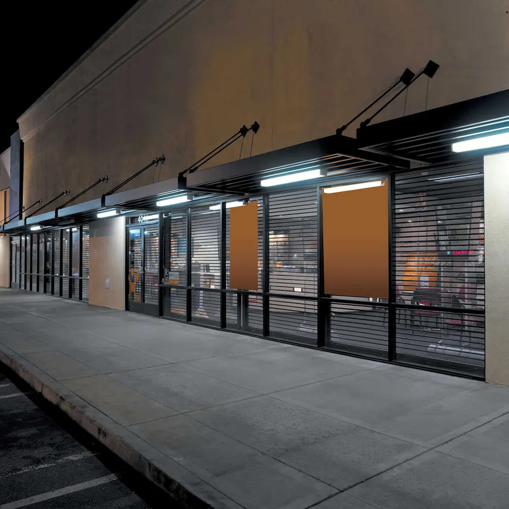 Rideau métallique enroulable France Fermetures Qronos Qompact en Corse-du-Sud : brevet exclusif en France, certifié A2P CR2, coffre de 205 mm pour une baie de 4 mètres, pose derrière vitrine possible pour commerces et bijouteries