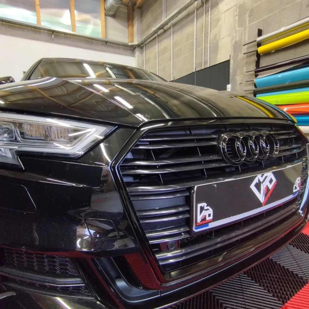 Déchromage complet Audi A3 à Clermont-Ferrand avec calandre et contours de vitres full black pour un look sportif